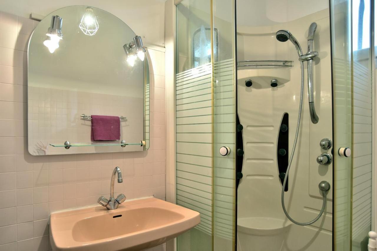 La Maison Aux Volets Roses Hébergement de vacances *